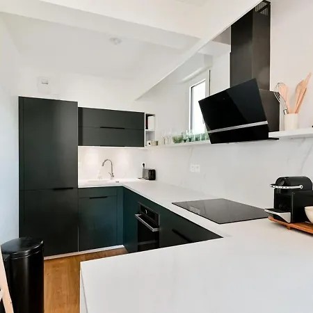 Elegant 2br With Terrace Apartment