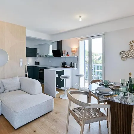 Elegant 2br With Terrace Apartment